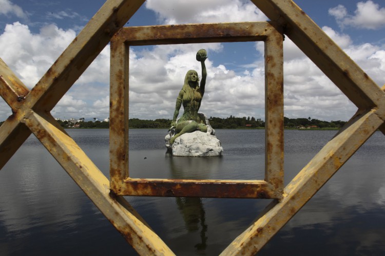 Estátua de Iracema na Lagoa de Messejana