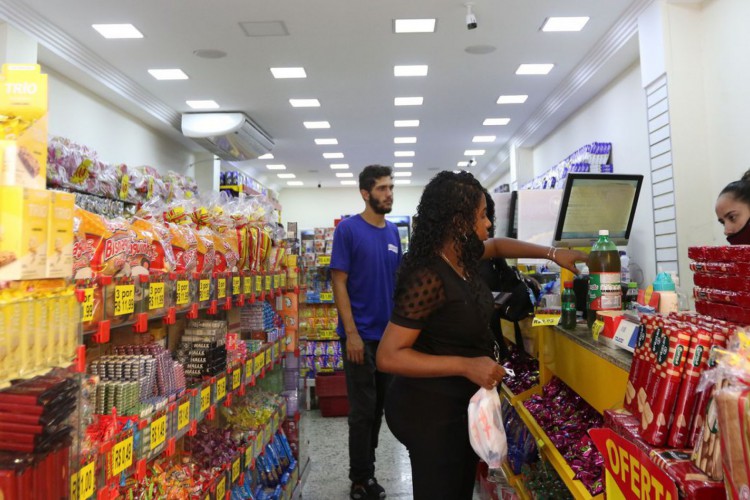 Rio investe em doses de reforço para acabar com passaporte vacinal