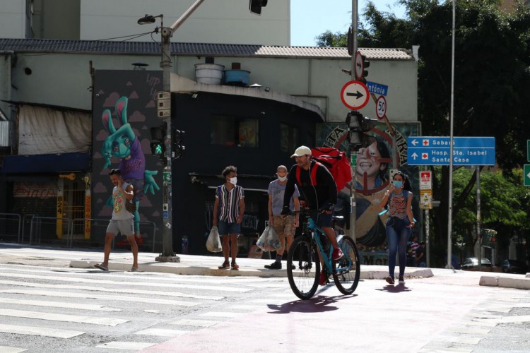  Pedestres usam máscaras de proteção contra covid-19 na rua da Consolação