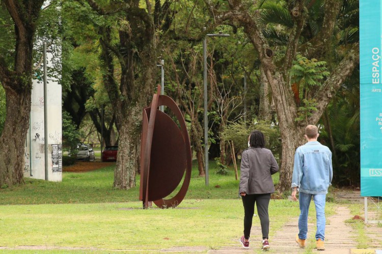 São Paulo - Volta às aulas presenciais dos alunos de graduação imunizados contra a covid-19 na Universidade de São Paulo (USP), no campus Butantã.