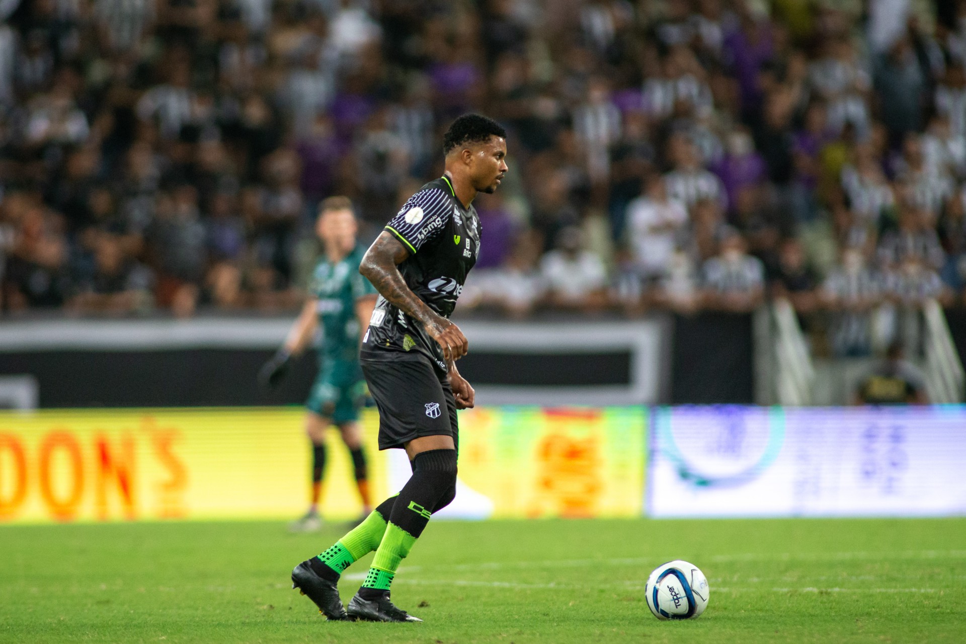 Zagueiro Lucas Ribeiro com a bola no jogo Ceará x Sampaio Corrêa, na Arena Castelão, pela Copa do Nordeste (Foto: Stephan Eilert/CearaSC)