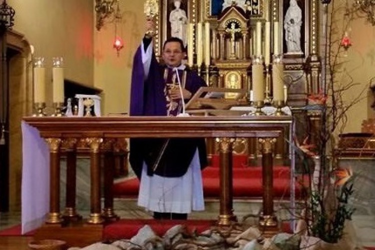 Padre Antônio Martins Irineu durante celebração no Santuário de Fátima, em São Benedito