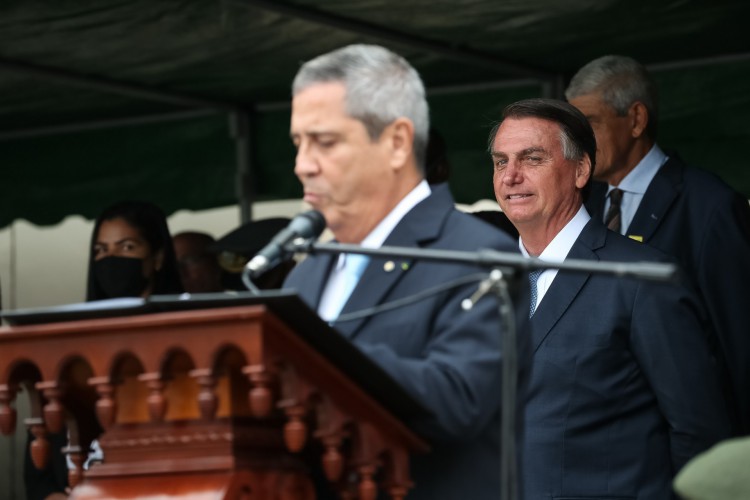 General Braga Netto sob olhar do presidente Jair Bolsonaro