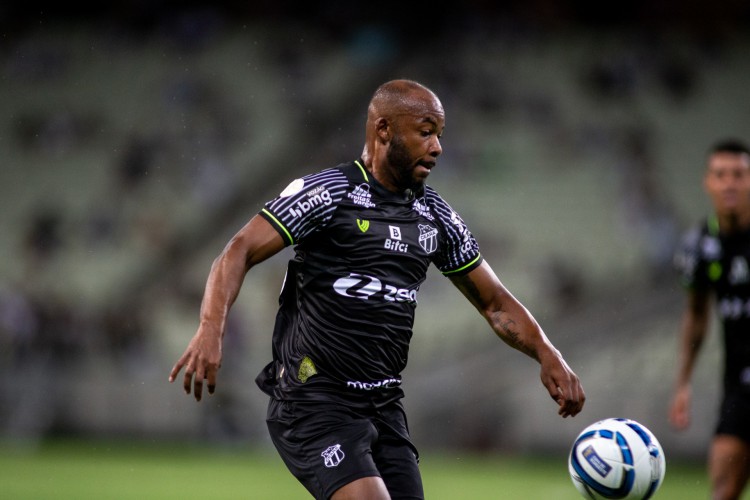 Meia Wescley com a bola no jogo Ceará x Globo, na Arena Castelão, pela Copa do Nordeste