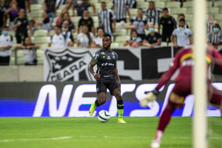 Atacante Steven Mendoza com a bola no jogo Ceará x Sampaio Corrêa, na Arena Castelão, pela Copa do Nordeste