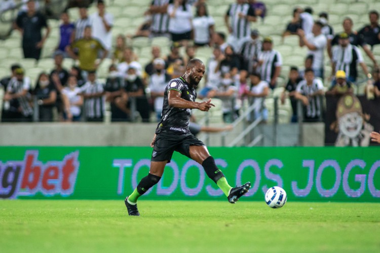 Zagueiro Luiz Otávio com a bola no jogo Ceará x Sampaio Corrêa, na Arena Castelão, pela Copa do Nordeste