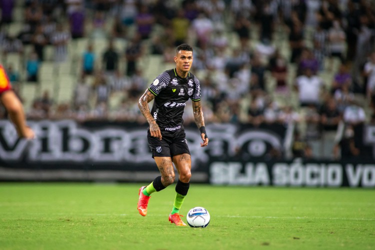 Volante Richard com a bola no jogo Ceará x Sport, na Arena Castelão, pela Copa do Nordeste