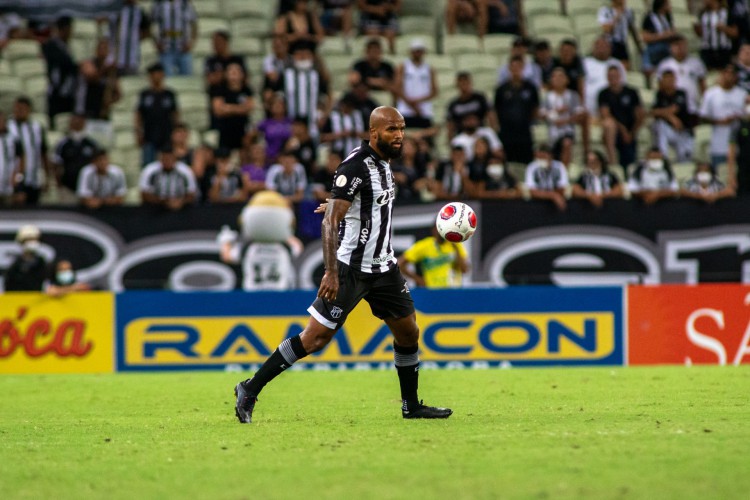 Zagueiro admitiu ter sido o "principal culpado" em lance que gerou o terceiro gol da equipe carioca no Castelão: "Aceito as vaias"