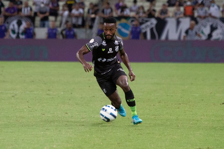 Atacante Steven Mendoza com a bola no jogo Ceará x CSA, na Arena Castelão, pela Copa do Nordeste