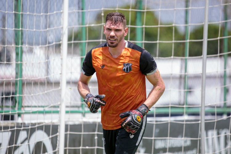 Goleiro João Ricardo em treino do Ceará no estádio Carlos de Alencar Pinto, em Porangabuçu