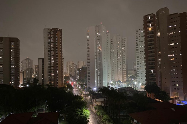 Céu ficou cinza com chuva no bairro Dionísio Torres