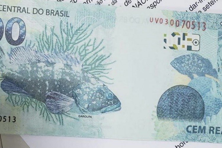 Foram apreendidos R$ 1 mil em cédulas falsas, sendo 14 cédulas de R$ 50 e três de R$ 100