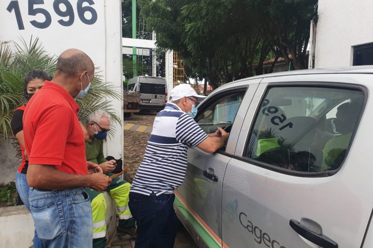 Trabalhadores cobraram por medidas para regularização dos salários na sede da Cagece, em ato nessa quinta-feira, 10