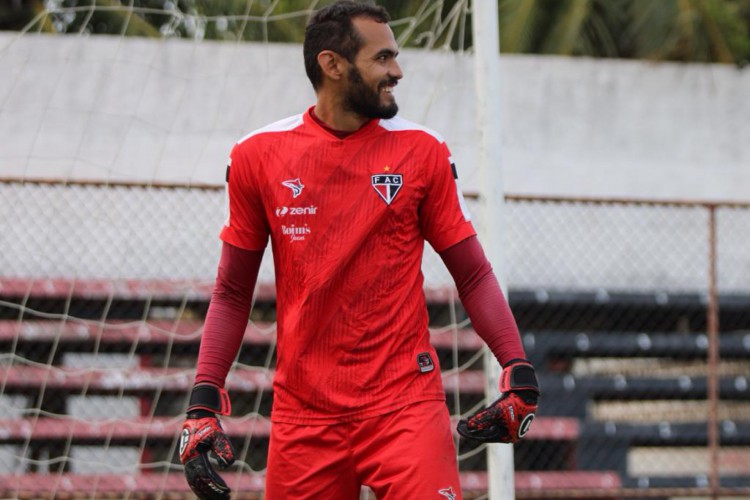 Goleiro Jonathan durante treino do Ferroviário no Elzir Cabral