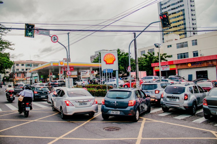 Com alta procura e longas filas em postos com gasolina abaixo de R$ 7,50. Preço mais comum do combustível encontrado pelo OPOVO em Fortaleza é de R$ 8