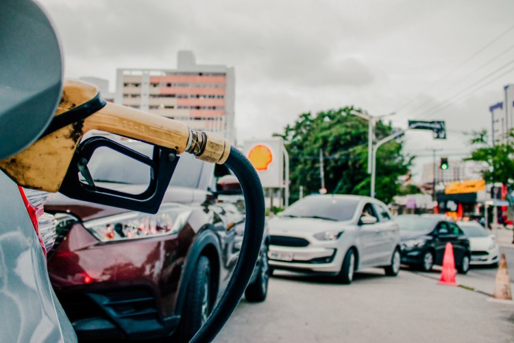 Filas foram comuns em Fortaleza no dia do aumento da Petrobras 