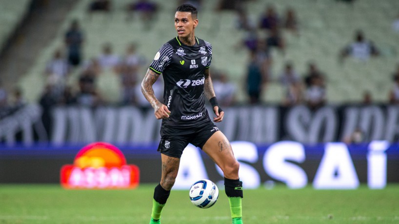 Volante Richard com a bola no jogo Ceará x Sport, na Arena Castelão, pela Copa do Nordeste