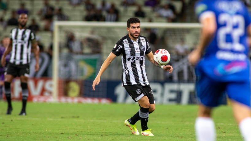 Volante Richardson com a bola no jogo Ceará x Iguatu, na Arena Castelão, pelo Campeonato Cearense