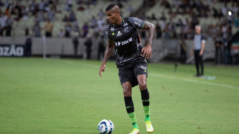 Atacante Cléber com a bola no jogo Ceará x CSA, na Arena Castelão, pela Copa do Nordeste