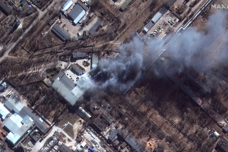 Esta imagem de satélite Maxar tirada e divulgada em 10 de março de 2022 mostra um close de incêndios em uma área industrial no sul de Chernihiv, na Ucrânia. Rússia e Ucrânia não conseguiram avançar em 10 de março em suas primeiras negociações de alto nível desde a invasão de Moscou, há duas semanas, já que os avanços russos provocaram temores de que a capital ucraniana, Kiev, possa ser cercada em breve