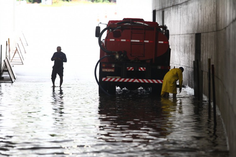 Fortaleza registrou alagamento no túnel da Avenida Alberto Sá, no bairro Papicu, na manhã desta sexta-feira, 11