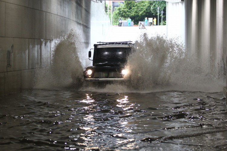 ￼TÚNEL da avenida Alberto Sá, no bairro Papicu, alagou na manhã de sexta