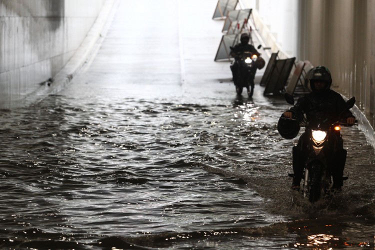 Alagamento no túnel da avenida Alberto Sá tem sido acontecimento recorrente nos dias de chuva em Fortaleza