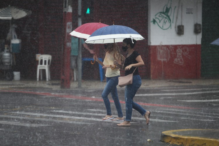 Imagem de apoio ilustrativo. Pessoas se protegem da chuva com guarda-chuvas na Av. Duque de Caxias, no Centro de Fortaleza. Foto tirada em 11/03/2022.