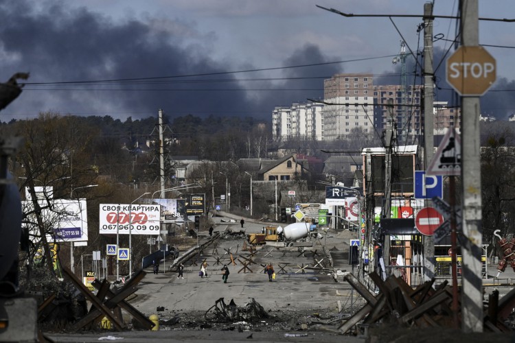 Moradores evacuam a cidade de Irpin, ao norte de Kiev