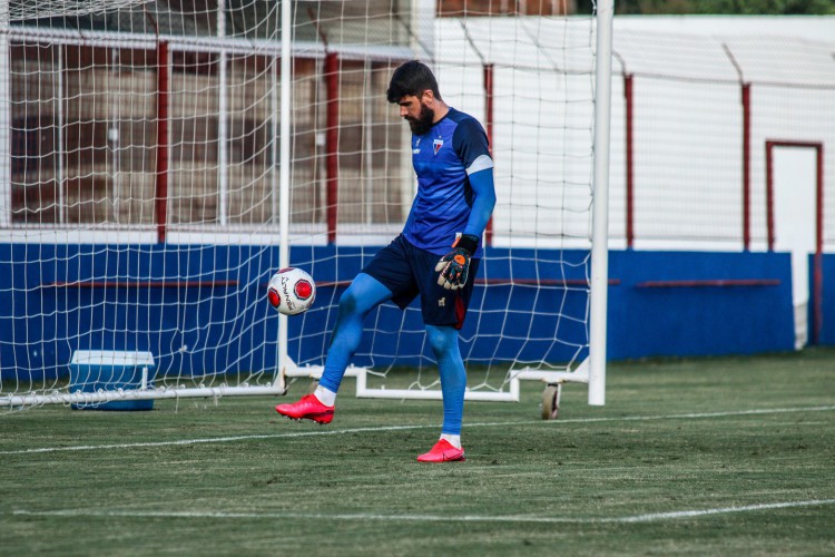 Goleiro Fernando Miguel realizou cirurgia e deve retornar aos treinamentos em aproximadamente 30 dias