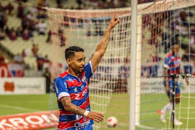 Ala Yago Pikachu comemora gol no jogo Pacajus x Fortaleza, na Arena Castelão, pelo Campeonato Cearense