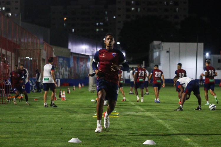 Volante Matheus Jussa em treino do Fortaleza no Centro de Excelência Alcides Santos, no Pici