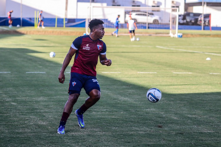 Zagueiro Anthony Landázuri com a bola em treino do Fortaleza no Centro de Excelência Alcides Santos, no Pici