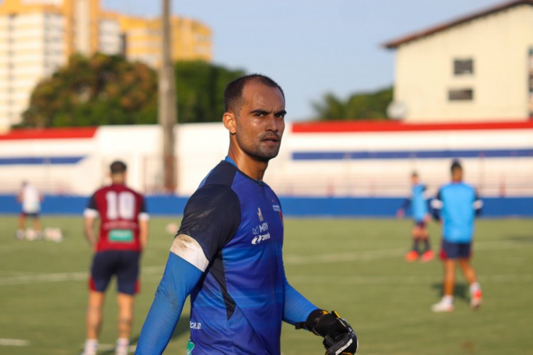 Goleiro Max Walef em treino do Fortaleza no Centro de Excelência Alcides Santos, no Pici