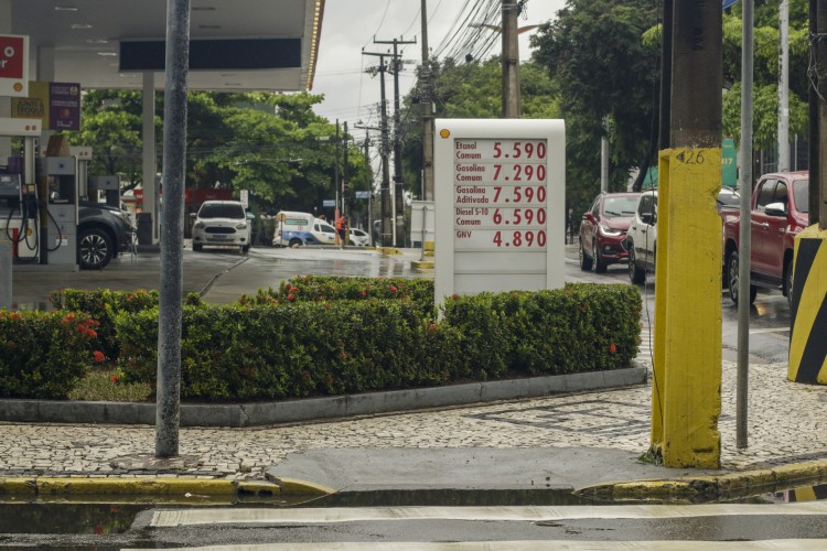 Preço máximo da gasolina no Brasil já passou dos R$ 8