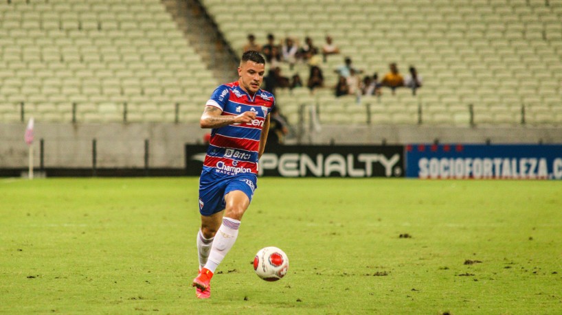 Atacante Renato Kayzer com a bola no jogo Pacajus x Fortaleza, na Arena Castelão, pelo Campeonato Cearense