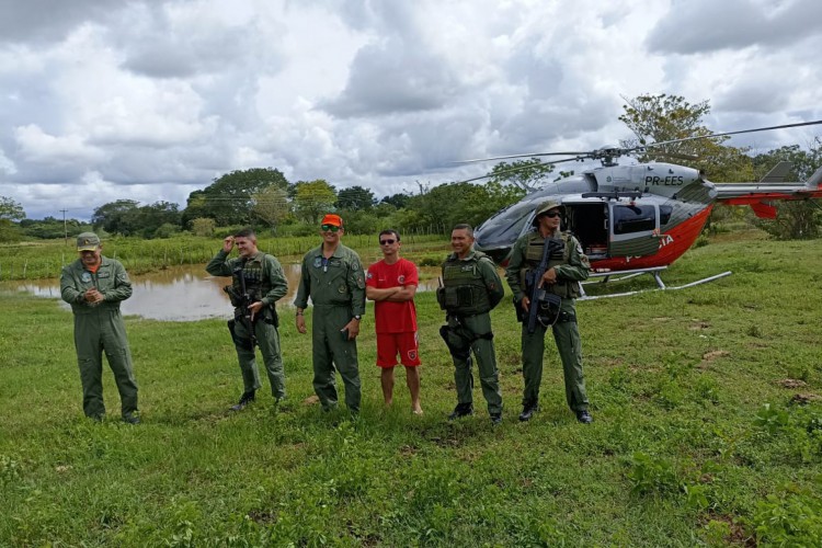 Agentes do Corpo de Bombeiros são auxiliados por uma aeronave da Ciopaer nos resgates de moradores ilhados. Equipes chegaram aos locais mais atingidos no começo da tarde deste sábado.