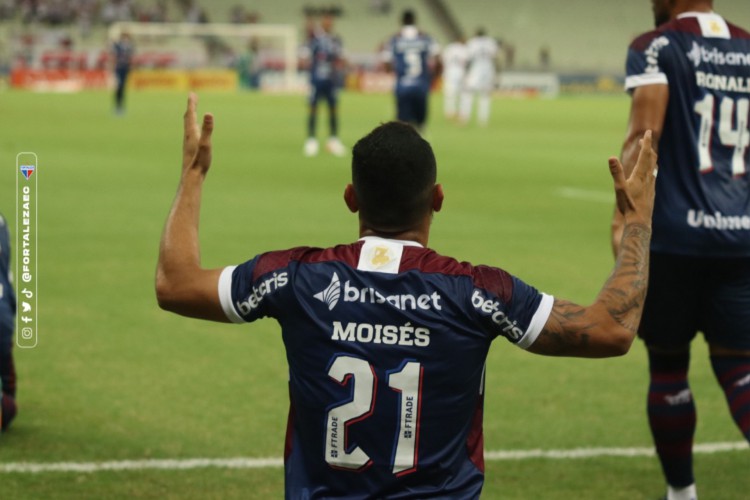 Atacante Moisés comemora gol marcado pelo Fortaleza no Clássico das Cores