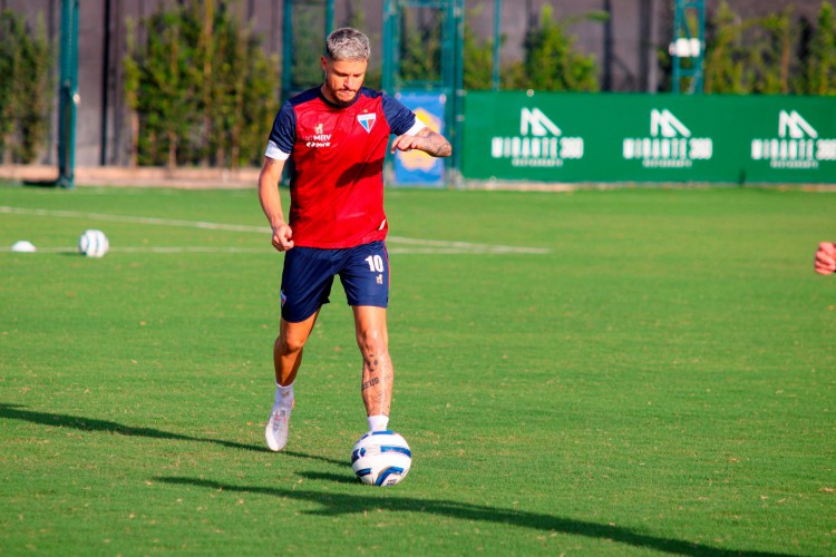 Ala Lucas Crispim com a bola em treino do Fortaleza no CT do Retrô, em Camaragibe/PE