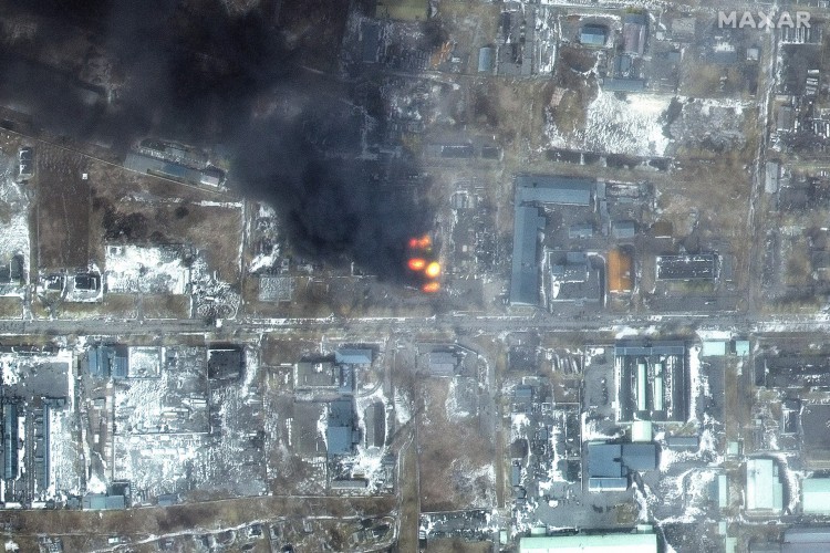 Esta imagem de satélite Maxar, tirada e divulgada em 12 de março de 2022, mostra uma visão multiespectral de incêndios em uma área industrial do distrito de Primorskyi, no oeste de Mariupol, na Ucrânia.