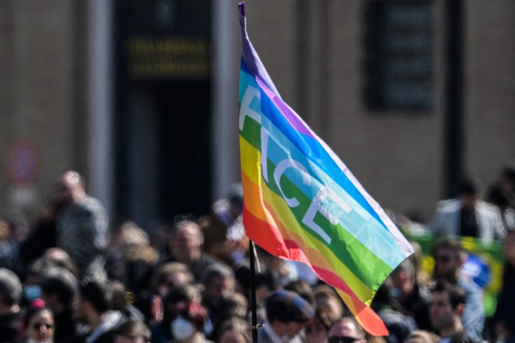 Um participante segura a bandeira da paz durante a oração semanal do Angelus do Papa em 13 de março de 2022 na praça de São Pedro, no Vaticano