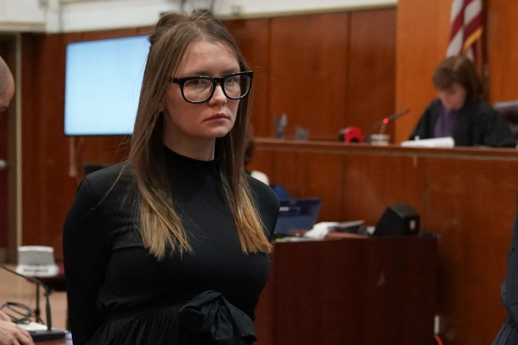 A falsa herdeira Anna "Delvey" Sorokin foi presa em 2019 por roubar centenas de milhares de dólares de hotéis, bancos e amigos