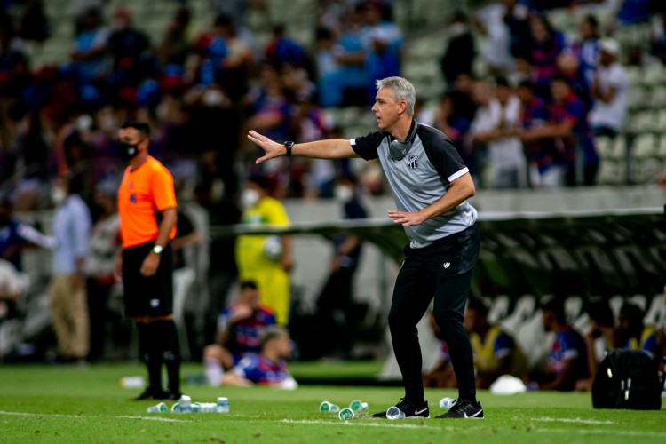 Técnico Tiago Nunes à beira do campo no jogo Fortaleza x Ceará, na Arena Castelão, pela Copa do Nordeste