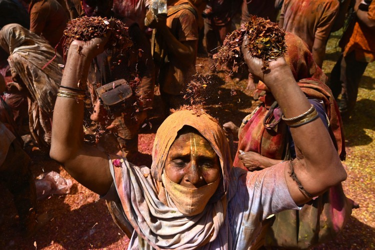 Viúvas de Vrindavan participam do Holi, o festival das cores, na Índia