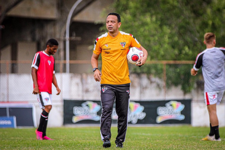 Técnico Paulinho Kobayashi em treino do Ferroviário no estádio Elzir Cabral