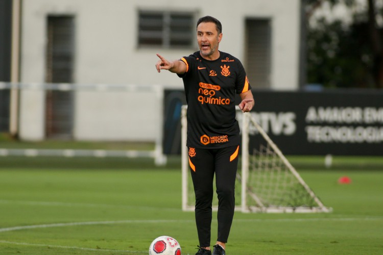 Técnico Vítor Pereira em treino do Corinthians no CT Joaquim Grava, em São Paulo