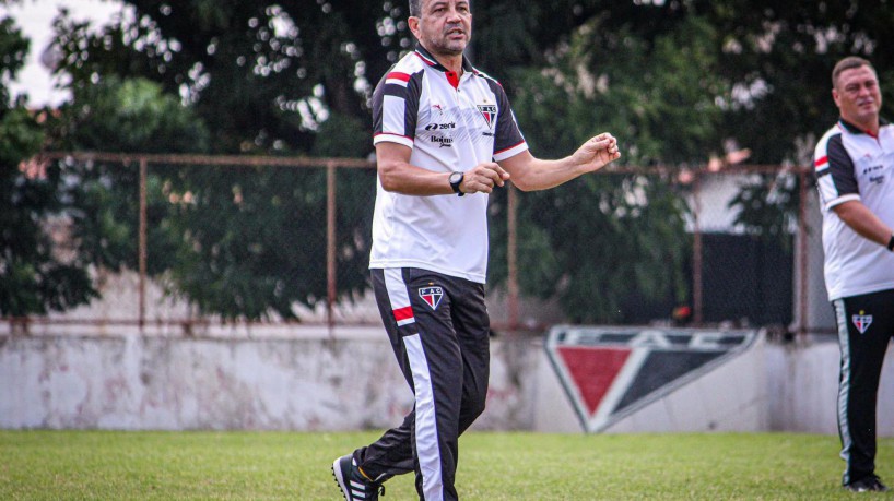 Técnico Paulinho Kobayashi em treino do Ferroviário no estádio Elzir Cabral