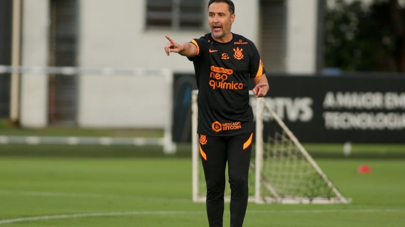 Técnico Vítor Pereira em treino do Corinthians no CT Joaquim Grava, em São Paulo(foto: Rodrigo...