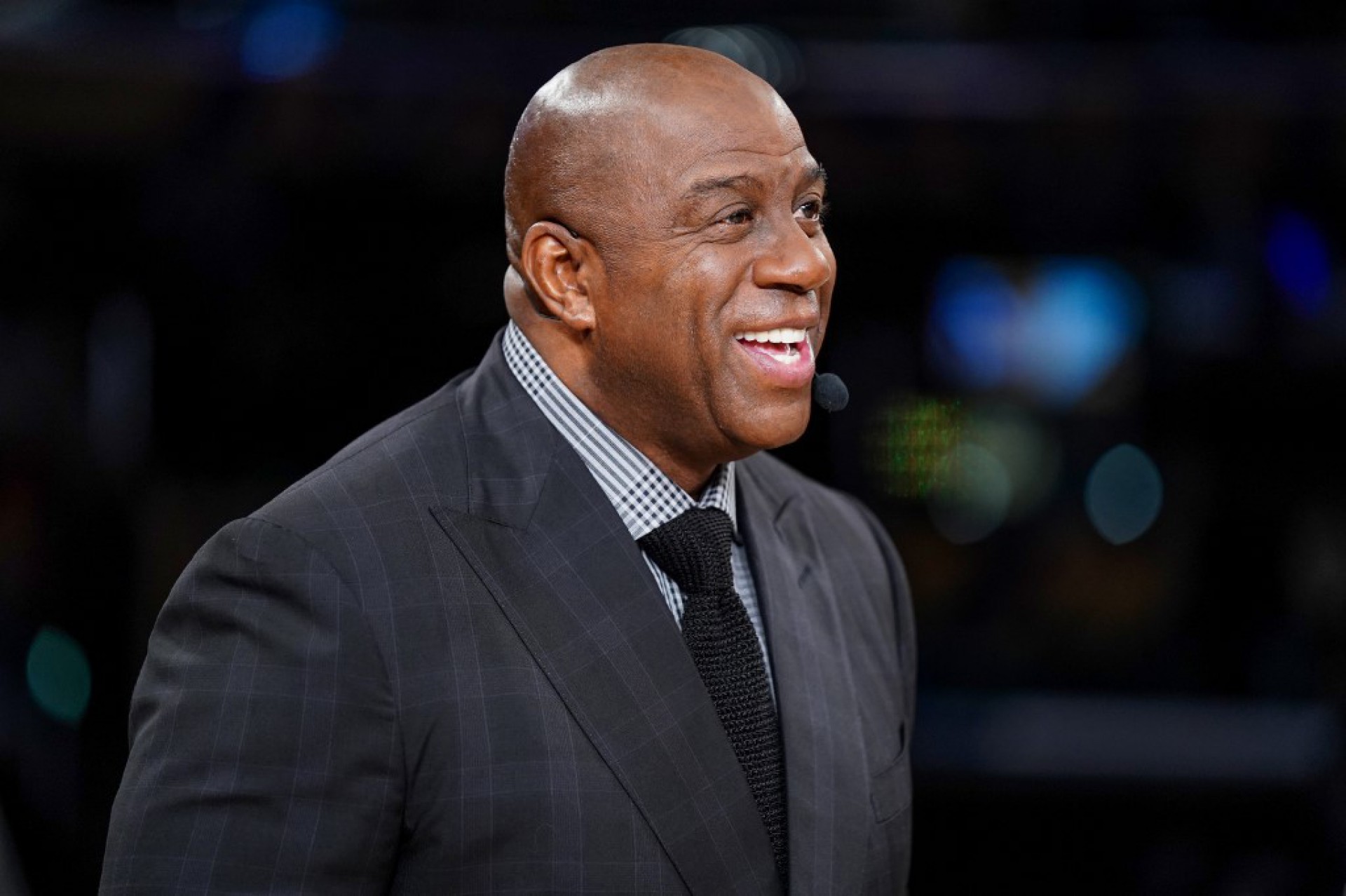 Magic Johnson assiste antes do jogo entre Golden State Warriors e Los Angeles Lakers em 5 de março de 2022 (Foto: Tyler Ross / NBAE / Getty Images / Getty Images via AFP)