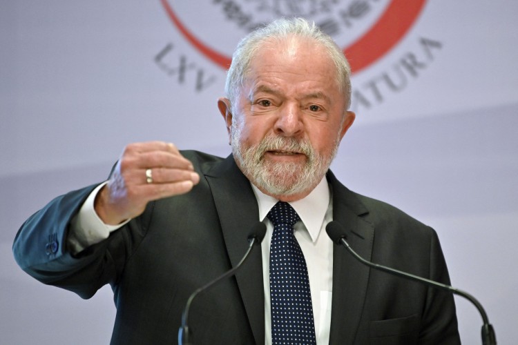 O ex-presidente brasileiro (2003-2011) Luiz Inácio Lula da Silva gesticula durante um fórum no Senado mexicano na Cidade do México em 3 de março de 2022. (Foto de ALFREDO ESTRELLA / AFP)